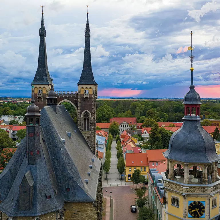 Luftbild Köthens mit der Kirche St. Jakob und Blick auf die Altstadt