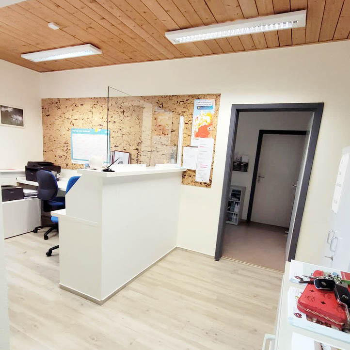Blick in den Eingangsbereich der Praxis für Allgemeinmedizin in Quellendorf